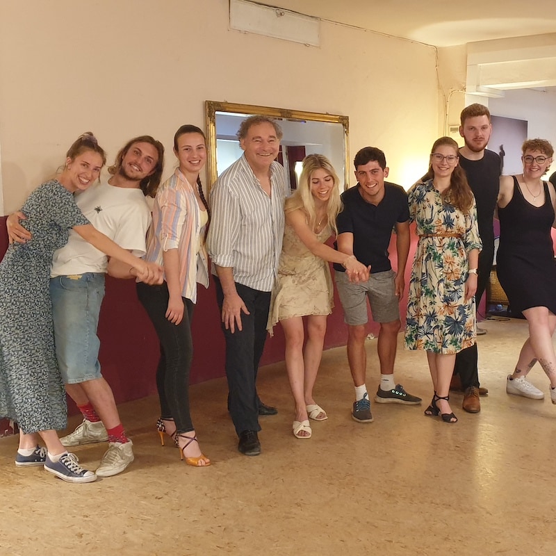 Fröhliche Teilnehmer bei einem Tangotanzkurs für Studenten im La Pista - Köln