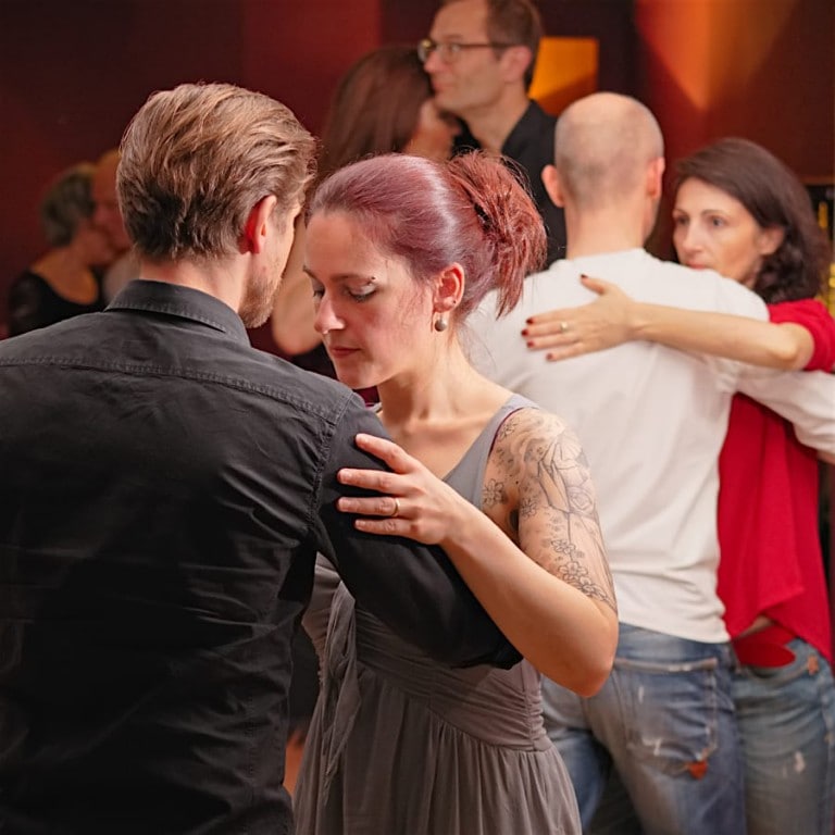 Drei Paare beim Tango tanzen im La Pista in Köln